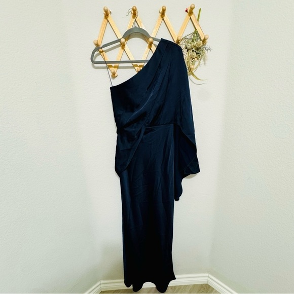 Significant Other Kelsie Gown Maxi Dress in Midnight Dark Navy One Shoulder Sz 2 - Picture 4 of 8